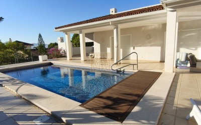Fantástica villa con piscina climatizada, amplias terrazas y bonitas vistas.